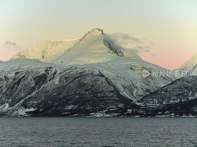 白雪皑皑的林根阿尔卑斯山峰在黎明与粉红色的地平线- 6